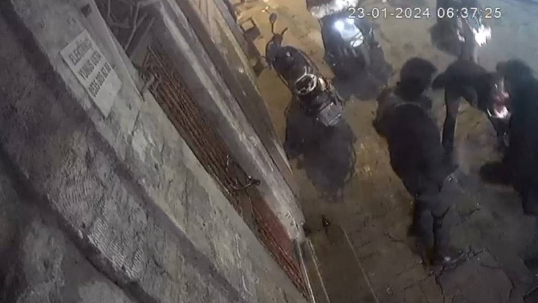 İşte olay anının yeni görüntüleri... Beyoğlu’nda satırlı 'kız arkadaşıma baktın' kavgası 3